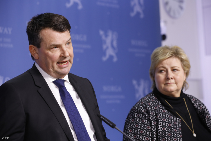 Tor Mikkel Wara (balra), norvég igazságügyi és bevándorlási miniszter és Erna Solberg, norvég miniszterelnök tart sajtótájékoztatót 2019. március 28-án.