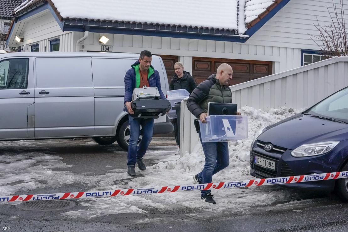 Rendőrség foglal le számítógépeket és egyéb tárgyakat, miután 2019. március 14-én házkutatást tartottak Tor Mikkel Wara házában.