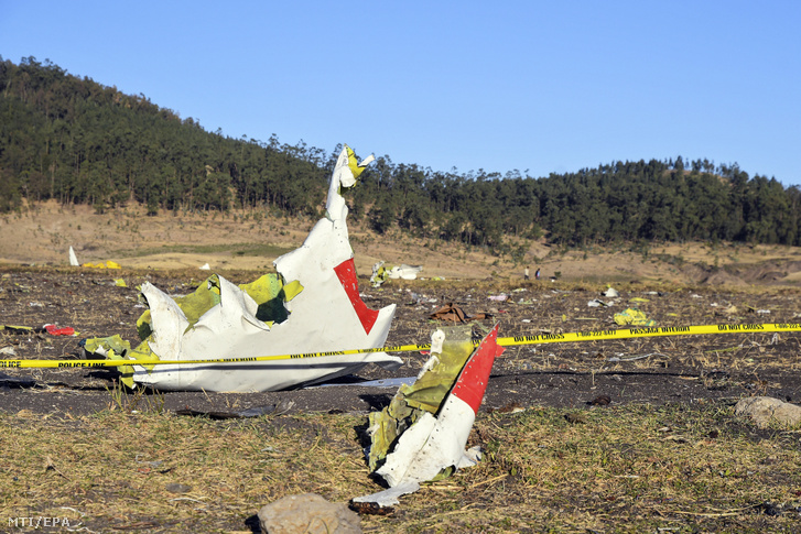 A lezuhent Boeing 737-es repülőgép roncsának darabjai az etióp fővárostól, Addisz-Abebától délkeletre fekvő Hedzserénél 2019. március 10-én.