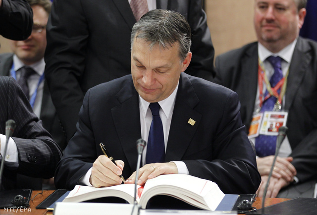 Orbán Viktor aláírja a költségvetési fegyelemről szóló uniós pénzügyi szerződést az EU-tagországok állam- és kormányfői kétnapos csúcsértekezletének második napi tanácskozásán