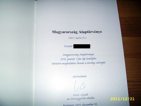 Forrás: vastagbor.blog.hu A kézírásos ajánlásírást egy idő után leállították, ezután már nyomtatva, de kézírásra hasonlító betűtípussal került Kövér aláírása elé a szöveg.
