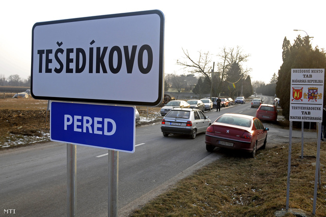 Magyar nyelvű helységnévtábla a a dél-szlovákiai Pereden (Tesedíkovo) amelyet a Magyar Koalíció Pártja helyezett el a szlovák nyelvű felirat alá.