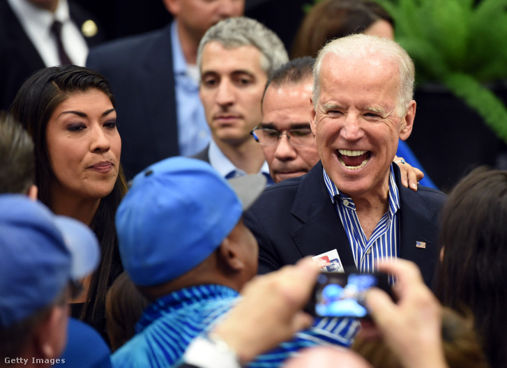 Joe Biden (jobbra) és Lucy Flores egy demokrata rendezvényen Nevadában 2014. november 1-én