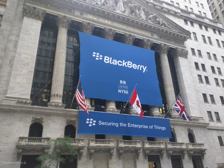 BlackBerry transzparens lóg a New York-i értéktőzsde homlokzatán 2017. október 16-án.