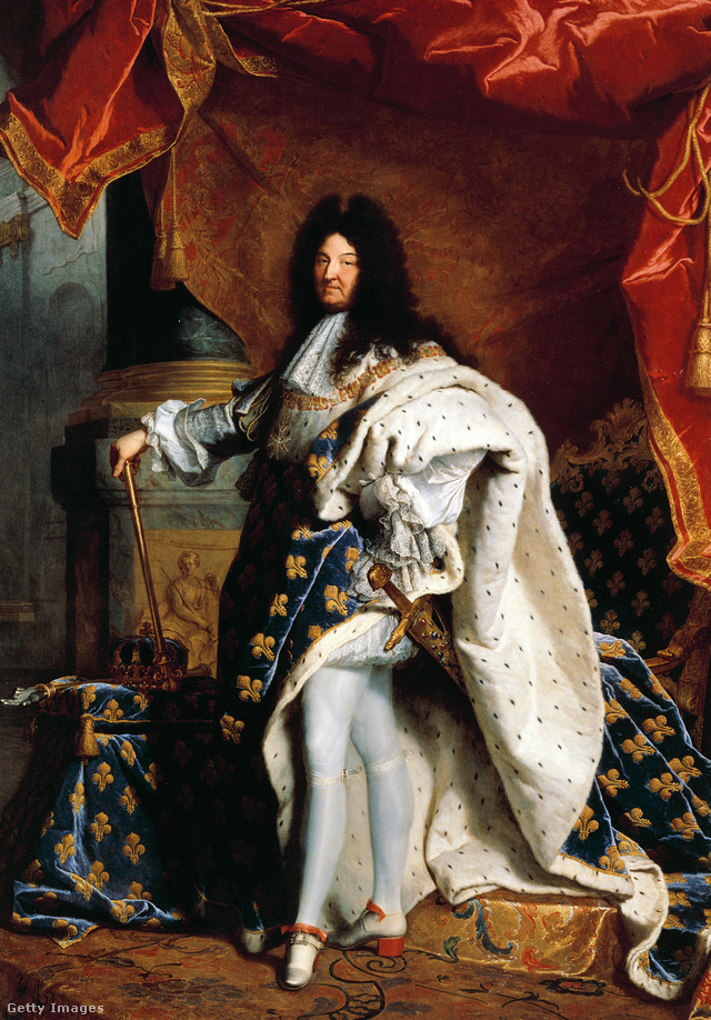 XIV. Lajos francia király 1701-es portréján egyik híres cipőjében pózol