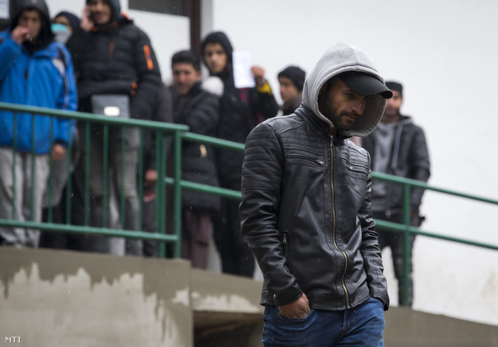 Az Európai Unió nyugati államaiba igyekvő migránsok regisztrációra várnak egy átmeneti befogadóközpontban a bosznia-hercegovinai Usivakban 2019. március 19-én.