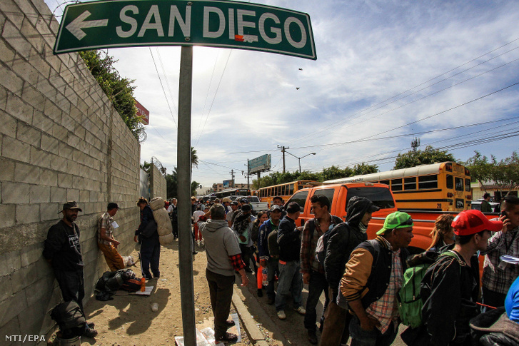 Az Egyesült Államokba igyekvő közép-amerikai bevándorlók érkeznek a Baja California mexikói állambeli Tijuana határvárosba 2018. november 13-án.