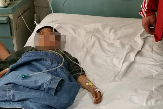 Egyik kisgyermek, akit kórházban kezelnek mérgezéssel a Mengmeng óvodából, Csiaoco városban, Kínában 2019. április 1-én