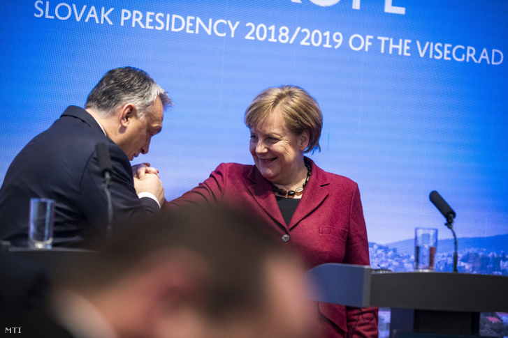 A Miniszterelnöki Sajtóiroda által közreadott képen Orbán Viktor miniszterelnök és Angela Merkel német kancellár a visegrádi országok és Németország csúcstalálkozóján tartott sajtótájékoztatón Pozsonyban 2019. február 7-én.