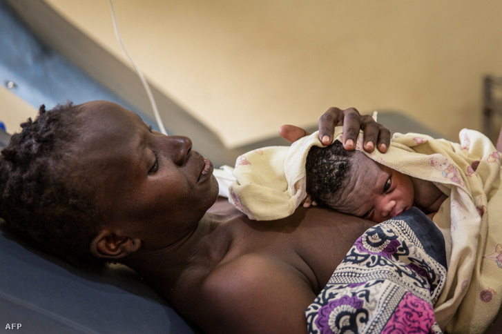 Anya újszülött gyermekével a Juba tanuló kórházban, ahol az áramot csak napelem szolgáltatja dél-afrikában 2018. február 20-án