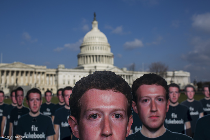 Aktivisták életnagyságú papír Zuckerbergekkel tiltakoztak a Kapitólium előtt 2018. április 10-én, a kamu facebook profilokkal történő dezinrofmációk terjesztése ellen.