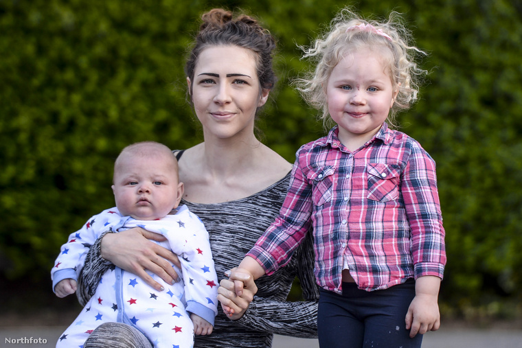 Ezen a képen egy 24 éves brit anyuka, Catherine Carr látható két gyerekével