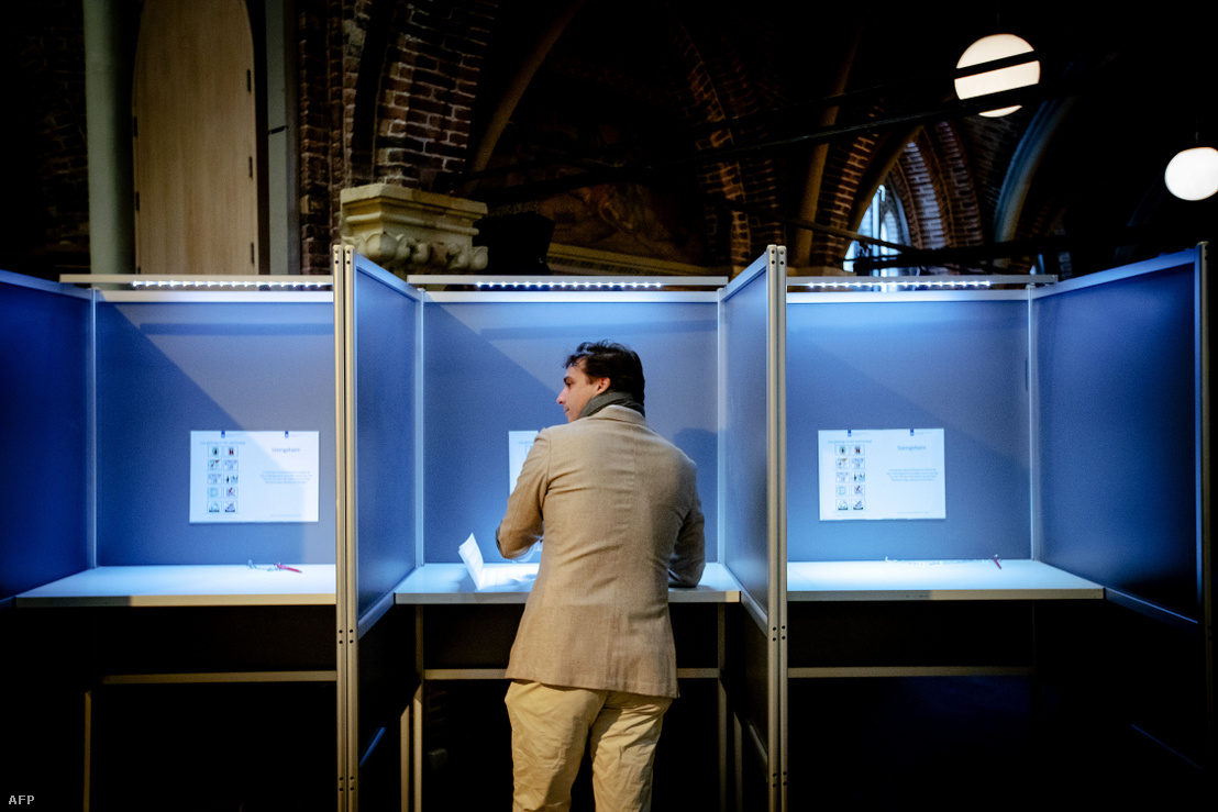 Thierry Baudet leadja szavazatát a holland tartományi parlamenti választásokon Amszterdamban 2019. március 20-án.