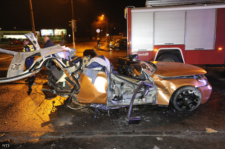 Összetört személygépkocsi a III. kerületben, a Szentendrei úton, miután összeütközött egy másik autóval 2017. március 18-án. A balesetben ketten meghaltak.