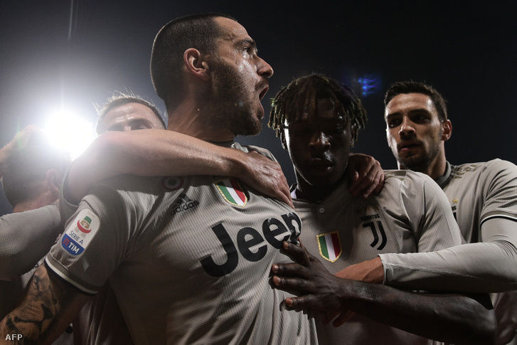 Kean a szintén gólszerző Bonuccit ünnepli Cagliariban