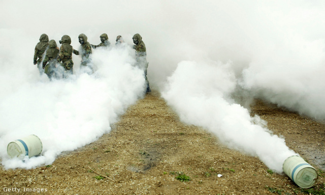 Amerikai katonák gyakorlata: megtanulják felismerni, elkerülni, hatástalanítani a mérgező gázokat