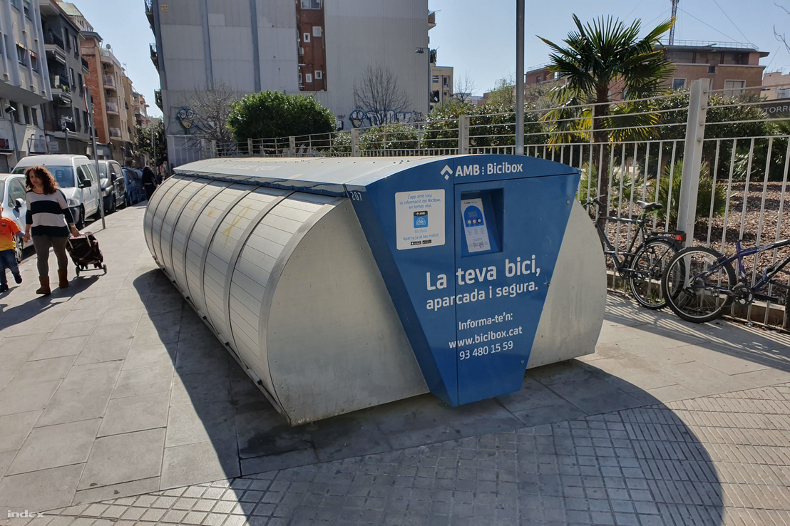 Ilyen védett dobozokban rakhatja le a barcelonai lakosság a bicikliket: két autónyi helyen hetet.