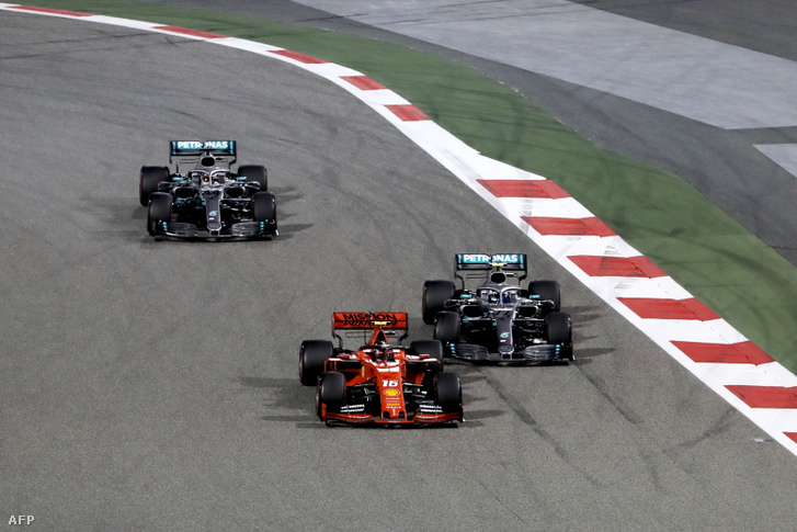 Lewis Hamilton és Valtteri Bottas Charles Leclerc nyakán a Bahreini Nagydíj elején
