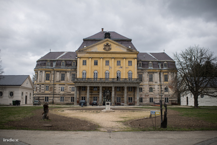 Ráférne egy alapos rekonstrukció a Batthyány-Strattmann-kastély főépületére és parkjára. A több mint félévszázados erkély mindenesetre már az épület történetének részévé vált