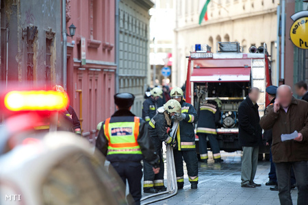 Budapest, 2012. március 7. Tűzoltók és rendőrök dolgoznak az V. kerületi Bástya utcában.