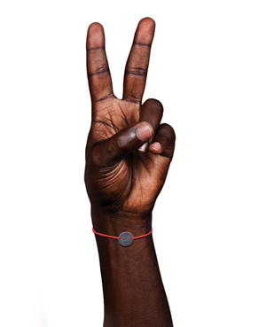 Támogatói karszalag 10 dollárért az Invisble Childrentől, egyik oldalán "Stop at nothing" másik oldalán "KONY 2012" felirattal