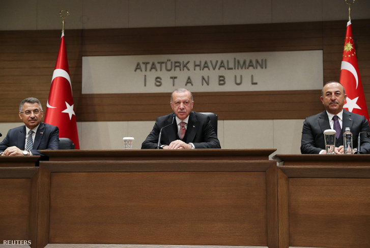Tayyip Erdogan (középen) török elnök, Fuat Oktay alelnök és Mevlut Cavusoglu külügyminiszter sajtótájékoztatót tartanak az Atatürk Nemzetközi Repülőtéren, Isztambulban 2019. április 8-án