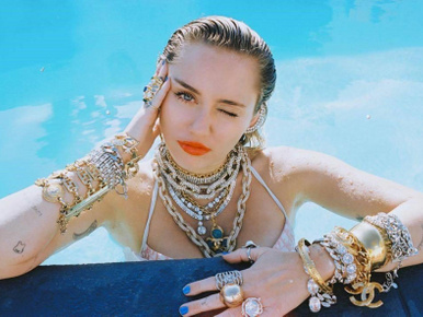 Miley Cyrus egy köteg pénzzel eltakart mellével gratulált apjának