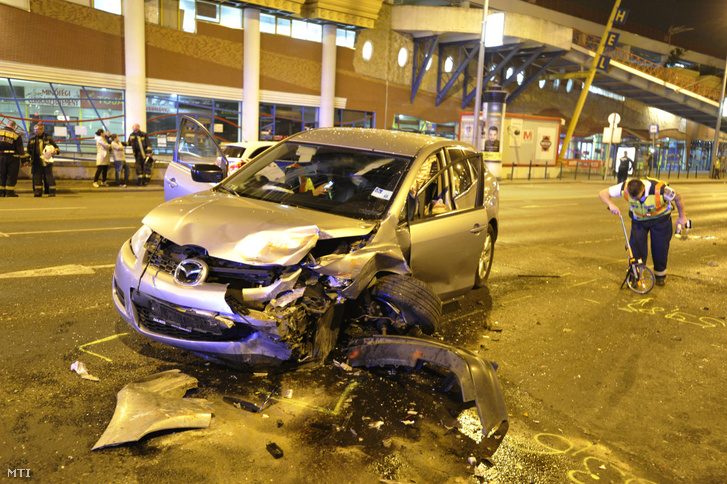 Ütközésben összetört személygépkocsik a XIII. kerületben a Váci út és a Bulcsú utca kereszteződésében 2019. április 9-én.