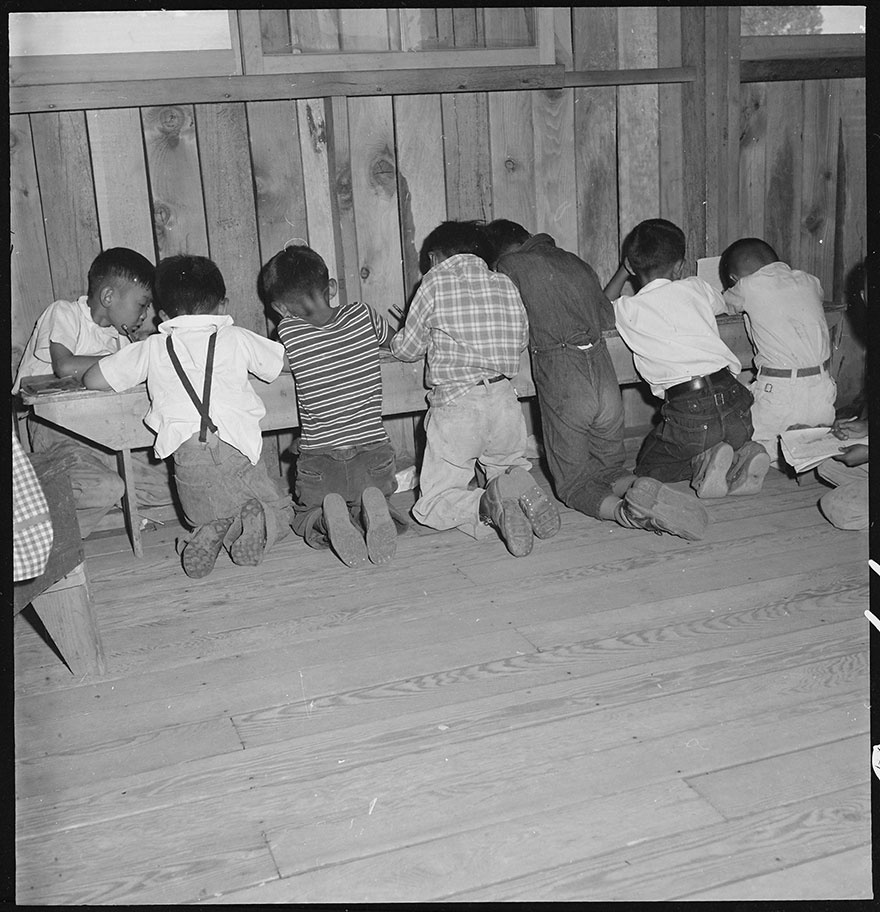 Harmadik osztályos tanulók a kaliforniai Manzanar munkatáborban. Az iskola a tanításhoz szükséges legalapvetőbb eszközökkel sem rendelkezett.