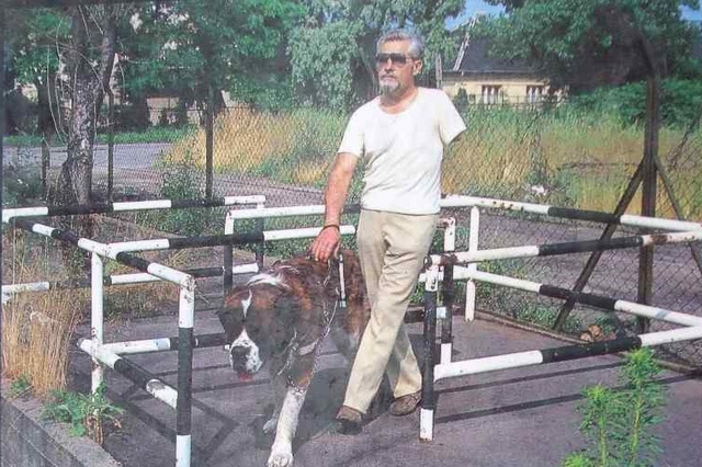 János kutyájával (Forrás: Rithnovszky János: A fény túlsó oldalán, 1991)