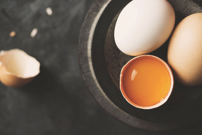 A csirketojás azon ritka ételek egyike, melyek valóban tartalmaznak kollagént: a sárgájában és a héj membránjában található. A tojás kéntartalma is támogatja a kollagén-előállítást, valamint a máj egészségét.