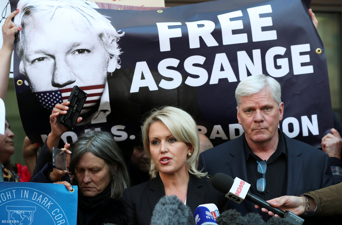 Jennifer Robinson (középen) ügyvéd beszél a sajtónak a londoni Westminster Magistrates bíróság előtt, mellette Kristinn Hrafnsson (jobbra), a Wikileaks főszerkesztője 2019. április 11-én.