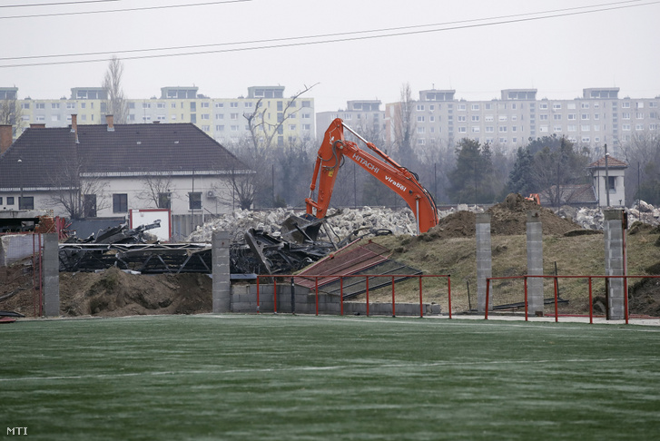 Munkagép a kispesti Bozsik József Stadion bontásán 2019. március 1-jén.
