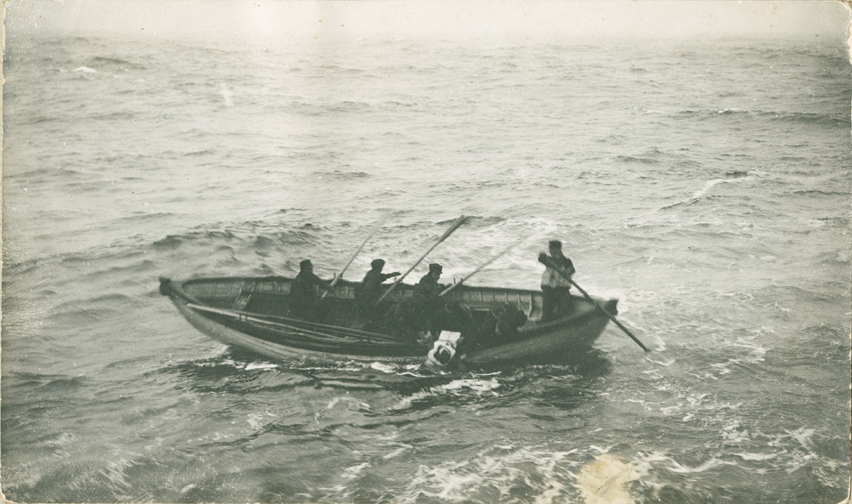 A felvételen egy holttestet emelnek be a csónakba.