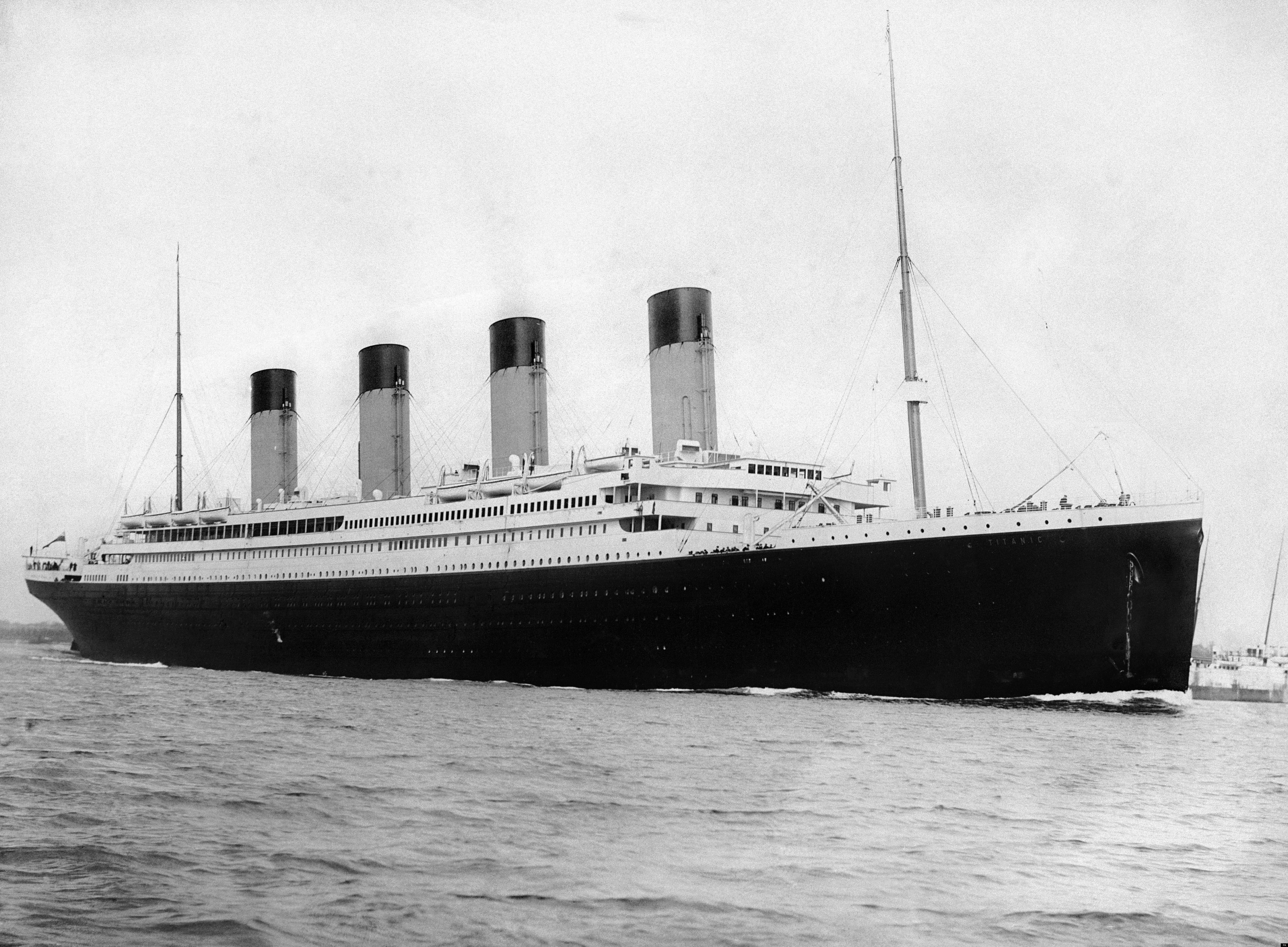A képen látható Titanic ma is 3800 méterrel az Atlanti-óceán felszíne alatt van. Testvérhajóját, a Gigantic - Gigantikus - nevű hajót a Titanic elsüllyedése után keresztelték át Britannicra. A nagyzoló név megváltoztatása babona volt, de nem hozott szerencsét. Az első világháború során a Britannic is elsüllyedt.