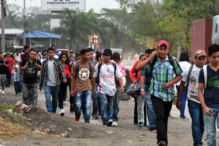 Majdnem 1000 ember gyűlt össze az észak-hondurasi San Pedro Sula városban 2019. április 10-én, hogy útnak induljon az Egyesült Államokba munkát keresve illetve a kábítószer-kereskedők elől menekülve