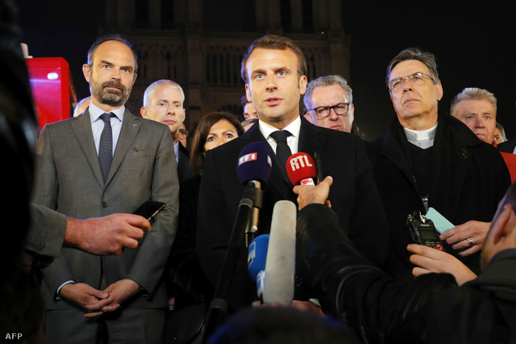 Emmanuel Macron miniszterelnök (k), Anne Hidalgo Párizs polgármestere, (j3), Edouard Philippe kulturális miniszter (j2) és, Michel Aupetit párizsi érsek (b2)