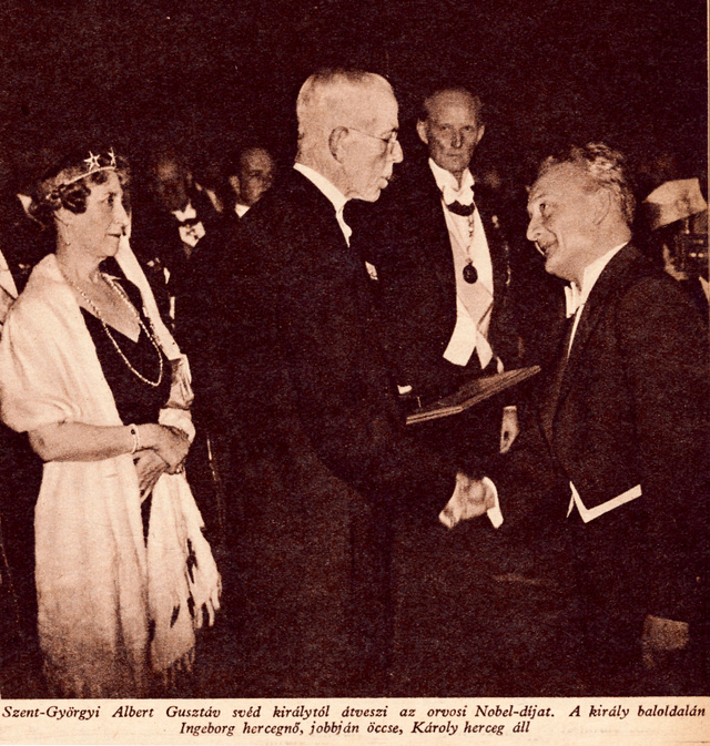 Épp átveszi a Nobel-díjat Stockholmban 1937-ben