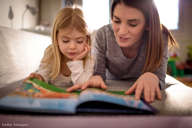 Az iskolában sokkal könnyebb dolga lesz annak a gyereknek, akinek felolvasnak előtte a szüleik