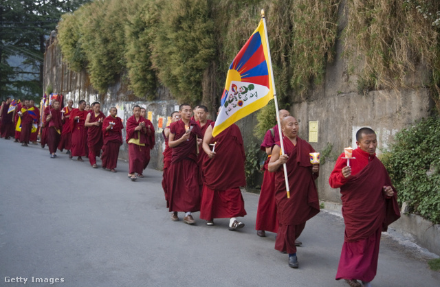 Az elnyomás ellen tiltakozó tibeti szerzetesek