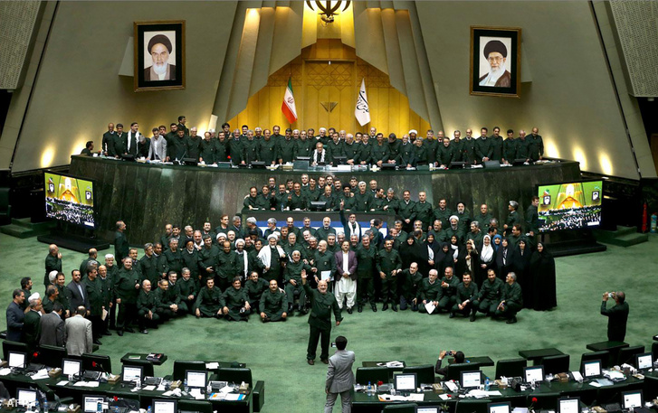 Az iráni Forradalmi Gárda tagjai a parlamentben.