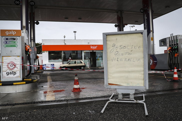 Egy bezárt benzinkút Lisszabon szélén 2019. április 17-én