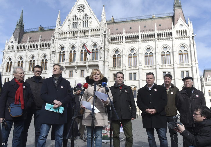 Péterné Boros (center), president of the Trade Union of Hungarian Public Officials, Public Employees and Public Service Workers amongst other union leaders at a press conference about the public service strike on 14 March 2019.