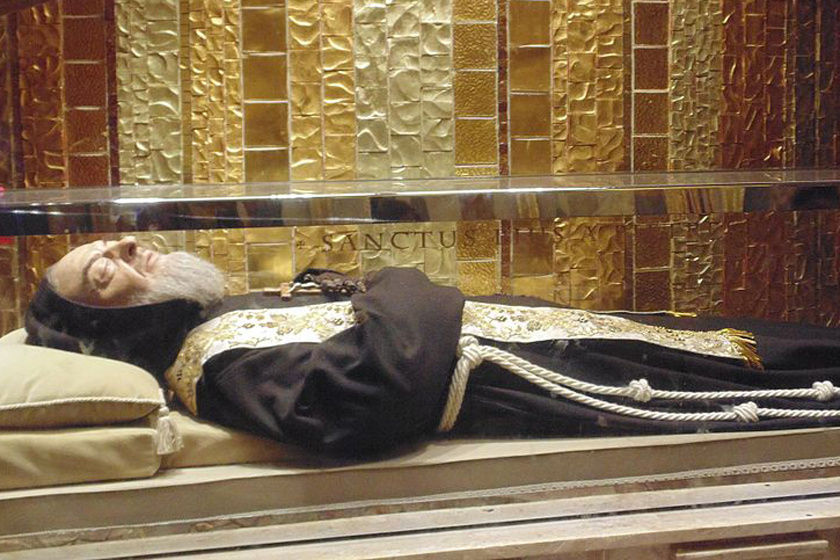 Szent Pio atya a 20. század legmisztikusabb katolikus szentje volt, Olaszországban, 1887-ben született. A csodák emberének tartották, aki imádkozással és böjttel gyógyult ki halálos betegségéből, majd felnőttkorára tisztánlátó lett. 1968-ban hunyt el, ép testét 2008-ban hantolták ki, és üvegkoporsóba helyezték Pietrelcinában.