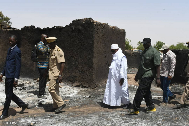 Ibrahim Boubacar Keita a fegyveresek által lerombolt Ogossagou-ban