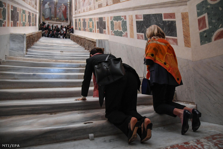 Hívők a Szent lépcsőnek nevezett kegyhelyen Rómában a lateráni Szent János-bazilikával szemben 2019. április 11-én a felújított lépcső átadásának napján.