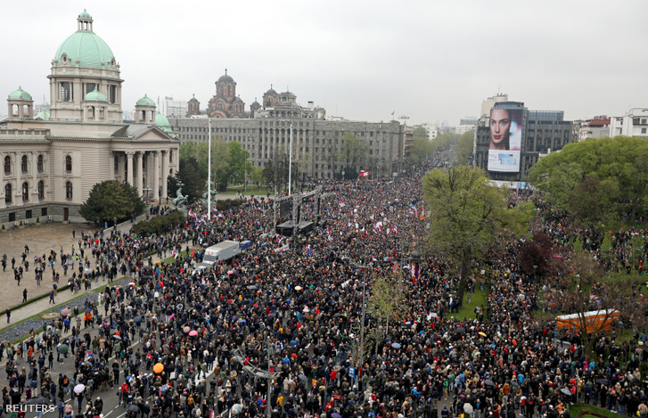 Vučić-ellenes tüntetők Belgrádban 2019. április 13-án
