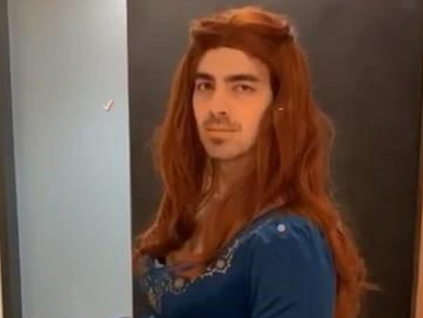 Joe Jonas nőnek öltözött a Trónok harca tiszteletére