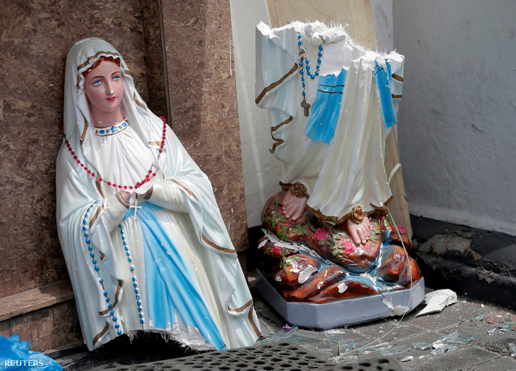 A Szent Antal templom megrongálódott Szűz Mária szobra Colombóban 2019. április 21-én