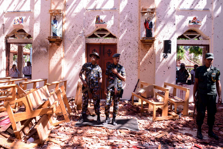 Katonák a negombói templomban, a robbantás után.